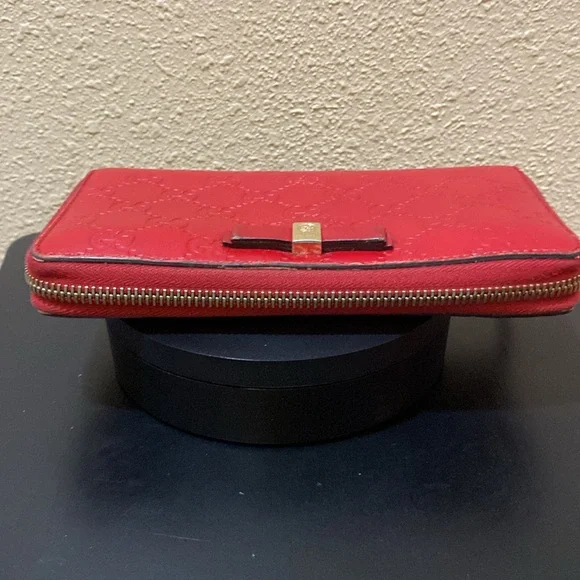 Beautiful red Gucci Guccissima bow zip wallet. ❤️ - Picture 5 of 12